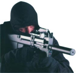 Спецназовец, вооруженный пистолетом-пулеметом FN P 90 с прибором для бесшумно-беспламенной стрельбы, тактическим фонарем и лазерным целеуказателем