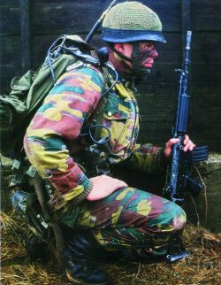 Бельгийский солдат со штурмовой винтовкой FNC