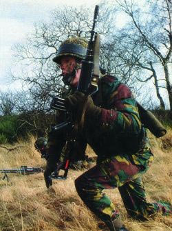 Бельгийский солдат со штурмовой винтовкой FNC