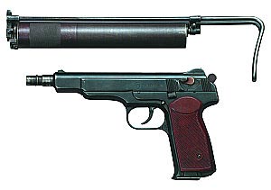 9-мм автоматический бесшумный пистолет АПБ с ПБС примкнутым к металлическому плечевому упору (в походном положении)