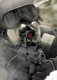 Пистолет-пулемет МР7А1 в варианте KSK позволяет применять оптический коллиматорный прицел, даже если на солдата надета маска противогаза