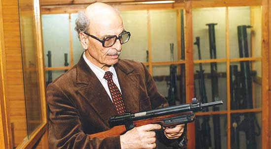 Известный российский оружиевед Ю.А. Нацваладзе в фондах Артиллерийского музея с чехословацким пистолетом-пулемётом