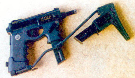 «Бушмен» – 9-мм индивидуальное оружие обороны может использоваться в качестве ОС, но без приклада с держателем для запасного магазина, показанного на снимке, если он будет легче. Во всяком случае, в первую очередь ему нужен изготовитель