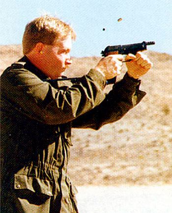 Очень опытные стрелки могут вполне хорошо управлять 9-мм пистолетом «Берета» М93R с его механизмом ограничения очереди тремя выстрелами. Но он не подходит для тех, кто не может гарантировать постоянную стрелковую практику