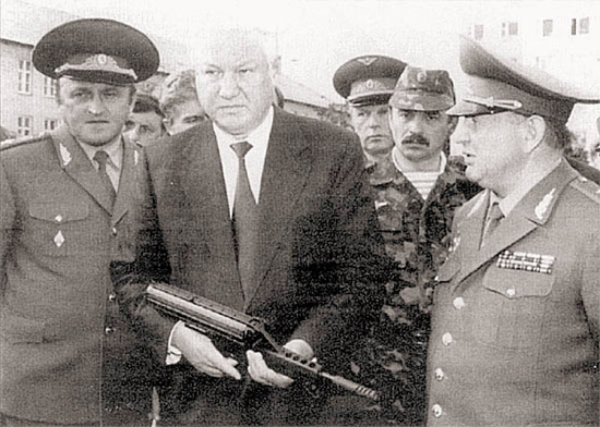 Остается загадкой, каким образом России удалось заполучить 9-мм пистолет-пулемет «Калико», но по лицу Бориса Ельцина видно, что у него есть желание провести полевые испытания. К сожалению, большой шнековый магазин «Калико», по-видимому, исключает возможность использования его в качестве ОС