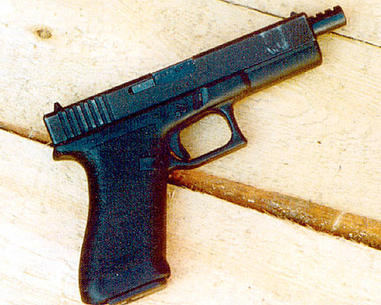 9-мм пистолет «Глок» модели 18 с переводчиком на автоматическую стрельбу очень трудно контролировать при стрельбе; безусловно, он подходит только для опытных стрелков