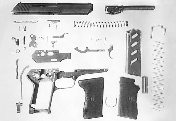 Разборка 7.62-мм чехословацкого пистолета CZ 513. 1- ствол с запирающим механизмом, 2 – затвор с выбрасывателем, ударником и стопором ударника, 3 – возвратная пружина, 4 – рамка с упором, ограничивающим движение ствола вперёд, 5 – курок, 6 – боевая пружина с направляющим стержнем, 7 – шептало с пружиной и осью, 8 – отражатель, 9 – спусковой крючок со спусковой тягой и пружиной, 10 – предохранитель, 11 – затворная задержка с пружиной, 12 – защёлка магазина, 13 – щёчки с пружинящей скобой, 14 – магазин