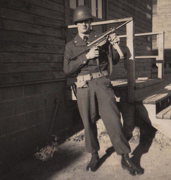 Американский десантник позирует с пистолетом-пулеметом М3 в руках. За свой нелепый вид это оружие получило прозвище «шприц»