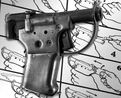 Пистолет М1942 «Либерейтор» по простоте конструкции уступает лишь самопальному «жигану». Фотография сделана на фоне иллюстрированной инструкции по применению
