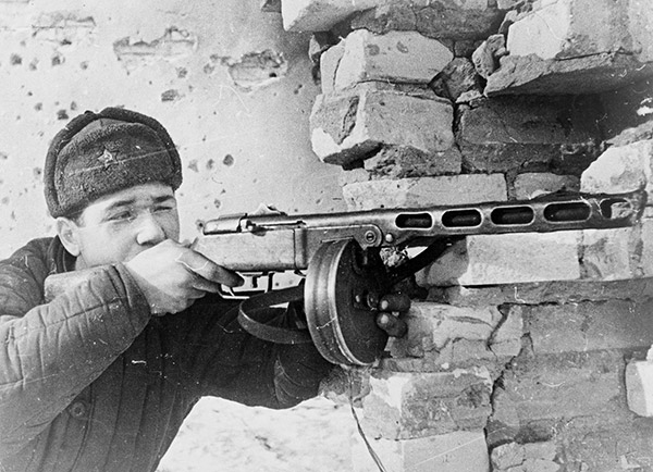 ППШ-41 активно применялся в течение всей войны. Это было безотказное и мощное оружие, которое, несмотря на большой вес, пользовалось популярностью по обе стороны фронта – немецкие солдаты охотно использовали трофейные образцы