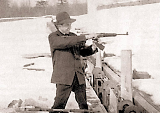 А. Ф. Барышев с одним из первых образцов своего штампованного десантного автомата. 1963 г. Курсы «Выстрел»