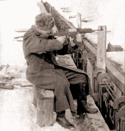 Пехотный вариант автомата Барышева испытывает старшина А. Баринов. 1963 г. Курсы «Выстрел»