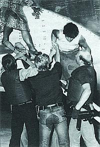 Бойцы ГСГ-9 освобождают 18 октября 1977 года в Могадишо заложников из самолета «Люфтганзы»