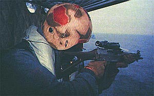 Германский спецназовец ведет прицельную стрельбу из укороченной автоматической штурмовой винтовки SIG SG 551-1Р