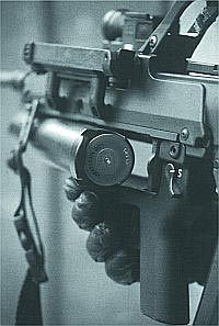 Заряжание подствольного гранатомета AG.36 40-мм выстрелом