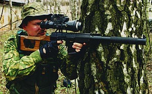 Снайпер с 9-мм винтовкой ВСС, оснащенной ночным прицелом МБНП-1