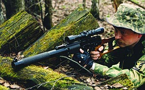 Снайпер ведет стрельбу из 9-мм винтовки ВСС с оптическим прицелом ПО 4х34