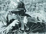 Японский солдат ведет стрельбу из автоматической винтовки тип 64
