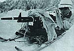 Японский солдат с единым пулеметом тип 62, установленном на импровизированных санках