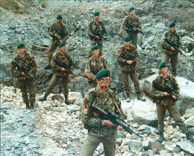 Пехотинцы 42-го полка коммандос Королевской морской пехоты во время первых тренировок с винтовками SA80 в Корнуолле. После испытаний в арктических условиях в 1985 г., когда начали выявляться проблемы, они, должно быть, выглядели еще мрачнее