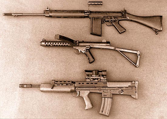 Индивидуальное оружие калибра 5,56 мм (внизу), представленное в 1985 г. вместе с образцами, которые оно заменило: винтовкой L1A1 (вверху) и 9-мм пистолетом-пулеметом «Стерлинг»