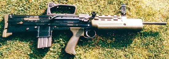 Тренировочная винтовка SA80. Обратите внимание на двойной кривошипный механизм, предназначенный для облегчения экстракции гильзы, поскольку двигатель автоматики отсутствует