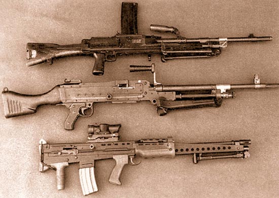 Легкое оружие поддержки калибра 5,56 мм (внизу) заменило пулемет «Брэн» L4, переделанный под патрон НАТО 7,62x51 мм (вверху), и единый пулемет L7A1 (выпускаемый по лицензии фирмы FN пулемет MAG), последний все же только в роли ручного пулемета отделения