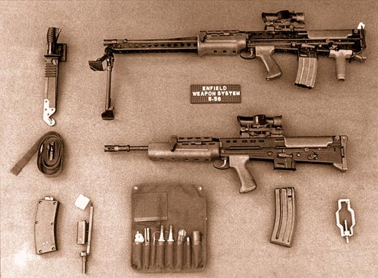 Система оружия SA80 в том виде, как она была представлена первоначально. Обратите внимание на втулку для холостой стрельбы (внизу справа), комплект для стрельбы патронами .22LR (внизу слева) и комплект для чистки (внизу в центре). Последний подвергся резкой критике
