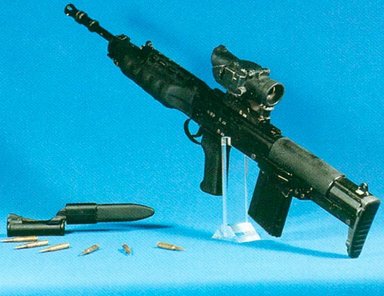 Первый вариант индивидуального оружия с 20-патронным магазином, штыком в ножнах и патронами калибра 4,85 мм