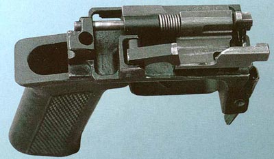 Спусковой механизм с пистолетной рукояткой выполнен отдельно от корпуса автомата