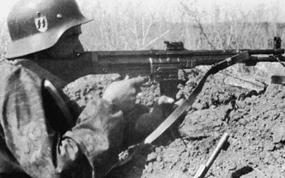 Солдат войск СС с автоматическим карабином Мкb.42(Н). Восточный фронт. Весна 1943 года