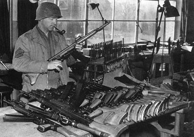 Американский сержант рассматривает 7,92-мм автоматические карабины Вальтер Мкb.42 (W). Апрель 1945 года