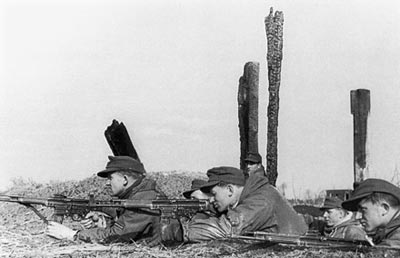 Отделение автоматчиков, вооруженное автоматами МР.43/1. Восточный фронт. 1943 год