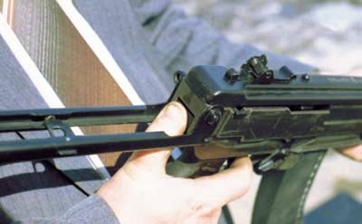 Защёлка, фиксирующая приклад в боевом положении, расположена за пистолетной рукояткой в задней части ложи