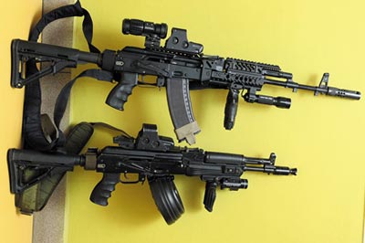 5,45-мм АК-74 М  7,62-мм АК-104, оснащенные коллиматорными прицелами Eeotech551 и фонарями SUREFIRE. На АК-74 М перед коллиматорным прицелом установлена 3,25-кратная увеличительная насадка фирмы Eeotech. Штатные приклады и пистолетные рукоятки заменены на более удобные фирмы MAGPUL MOSSOUD. АК-104 представлен с барабаном емкостью 75 патронов и передней складывающейся рукояткой.