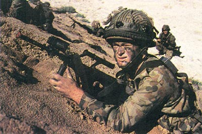 Австралийские солдаты, вооруженные штурмовыми винтовками AUG F 88А2, участвуют в боевых действиях во время операции «Буря в пустыне». 1991 год