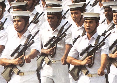 Морские пехотинцы в Малайзии вооружены 5,56-мм штурмовыми винтовками AUG А1
