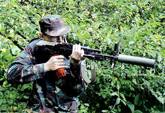 Стрельба из АК-74МБ в положении «буллпап» с правого плеча