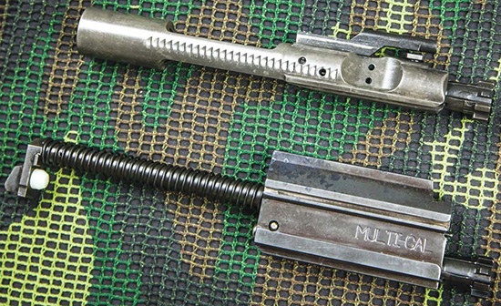 Затворная рама ACR заметно отличается от аналогичной детали в AR-15 (вверху) и больше напоминает FN SCAR