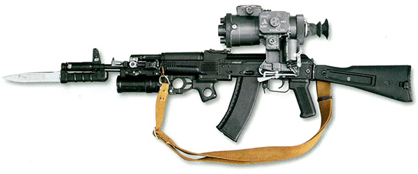 Автомат АК-74М с ночным прицелом НСПУ-3, подствольным гранатометом ГП-25 и с примкнутым штык-ножом