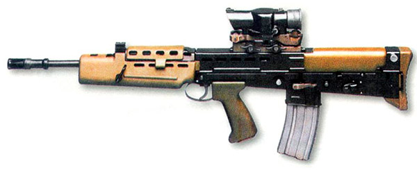 Британский автомат SA80, поступивший в войска на замену винтовке L1А1, встроенного оптического прицела не имел, но его установка предусмотрена. Автомат активно используется со штатным оптическим прицелом SUSAT