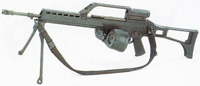 Ручной пулемёт G36 (Light Support Weapon) с барабанным магазином вместимостью 100 патронов. Ручной пулемёт отличается от винтовки наличием складывающейся двуногой сошки и более тяжёлым стволом