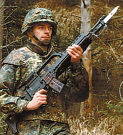 Конструкция ручного пулемёта и винтовки системы G36 позволяет присоединять штык-нож типа 6Х4 от 7,62-мм модернизированного автомата Калашникова