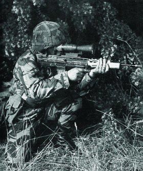 5,56-мм автоматическая штурмовая винтовка L85A1 с ночным прицелом KITE на учениях