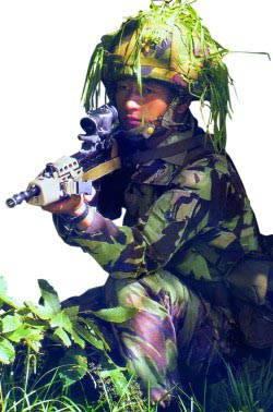 Английский солдат, вооруженный 5,56-мм автоматической штурмовой винтовкой L85A1