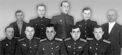 Служащие полигона, где испытывали АК: в верхнем ряду четвертый слева Б.Л. Канель, сидят И.И. Кныш (третий слева), К.А. Барышев (первый справа)