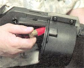 Снаряжение ружья «Протекта» После проворота барабана следующий патрон вкладывается в очередной патронник