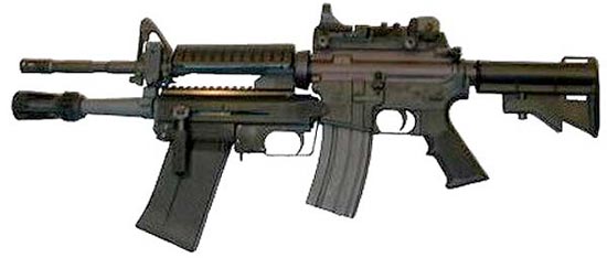 Многоцелевой комплекс стрелкового оружия, состоящий из карабина M4A1 и установленного на нем гладкоствольного ружья XM-26 (подствольный вариант)