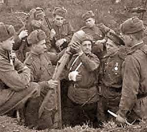 Бойцы РККА изучают германский «Фаустпатрон»