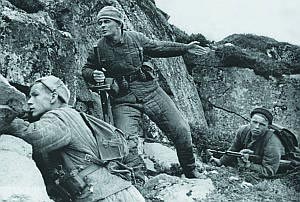 Советская разведгруппа в тылу противника. Разведчики вооружены ручными гранатами Ф-1. Заполярье. 1941 г.